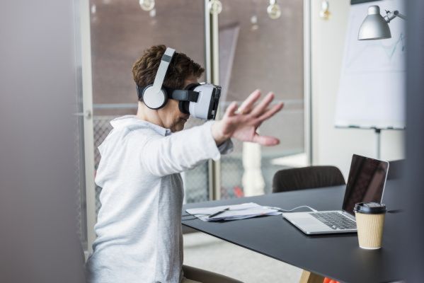 Intuicyjna interakcja: najnowsze headsety AR reagują na ruchy rąk rejestrowane za pomocą kamer 3D. (Źródło: Osram) Intuicyjna interakcja: najnowsze headsety AR reagują na ruchy rąk rejestrowane za pomocą kamer 3D. (Źródło: Osram)
