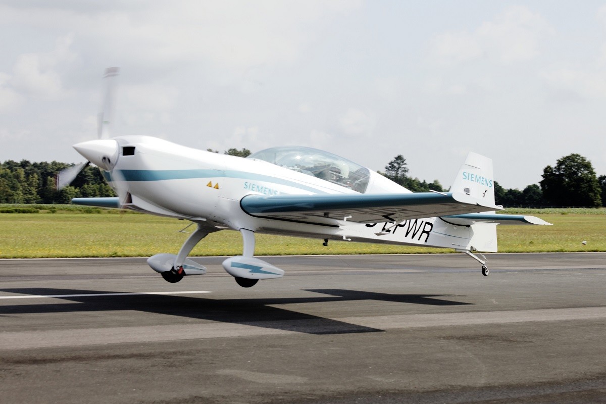 Samolot Extra 330LE