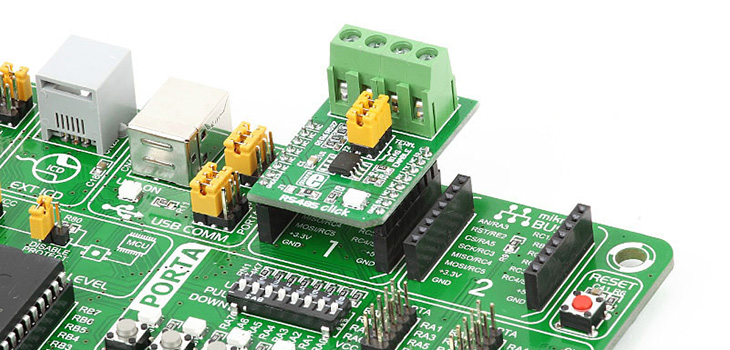 Zdj. 3. 2 złącza mikroBUS&trade; z zamontowaną płytką click board&trade;.