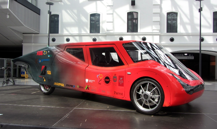 Zesp&oacute;ł student&oacute;w &bdquo;Lodz Solar Team&rdquo; zaprezentował najnowszy model bolidu napędzanego energią słoneczną