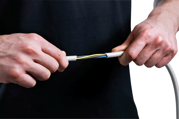 Doświadczony instalator jest w stanie sprawdzić  niekt&oacute;re cechy jakościowe przewod&oacute;w Fot. NKT