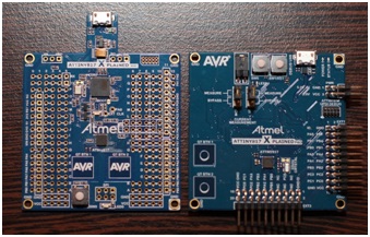 Rys.7a. Zestawienie zestaw&oacute;w uruchomieniowych ATtiny817 Xplained MINI (po lewej) oraz ATtiny817 Xplained PRO (po prawej)