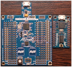  Rys.7b. Zestawienie zestaw&oacute;w uruchomieniowych ATtiny817 Xplained MINI (po lewej) oraz ATtiny104 Xplained Nano - ATtiny104-XNANO (po prawej)