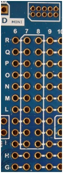 Rys.10. 10-pinowe złącze debuggera Atmel-ICE oraz &ndash; zaznaczony białym obrysem &ndash; obszar do wlutowania złączy kompatybilnych ze standardem XPRO oraz RZ600.