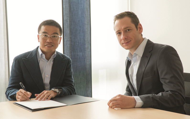 Kei Murakami, dyrektor generalny firmy LINX podpisuje umowę o dystrybucji oprogramowania zenon w Japonii. Obok Stefan Reuther, dyrektor ds. sprzedaży firmy COPA-DATA. Kei Murakami, dyrektor generalny firmy LINX podpisuje umowę o dystrybucji oprogramowania zenon w Japonii. Obok Stefan Reuther, dyrektor ds. sprzedaży firmy COPA-DATA.