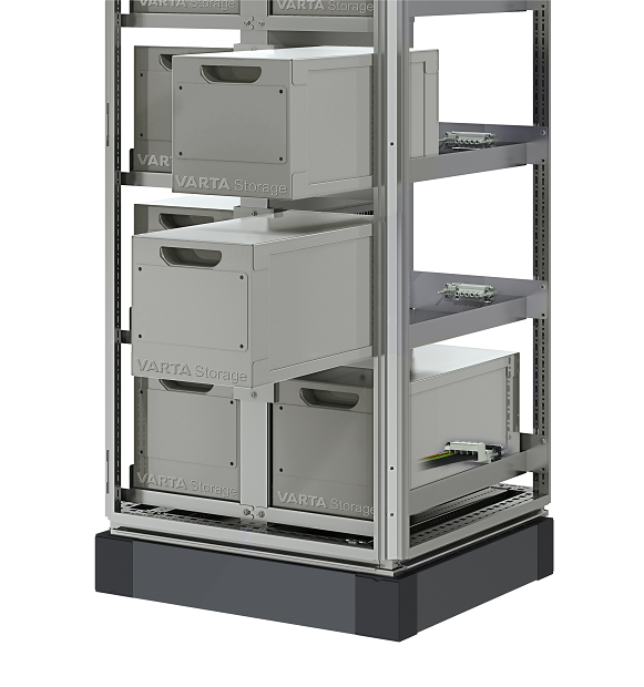Fot. 1 Przykład systemu typu rack – VARTA Storage. Zapewnia ekspresową wymianę pakietu akumulatorów, bez konieczności przerywania ich pracy. Połączenia wykonywane są automatycznie po dosunięciu kasety do tylnej ściany szafy. Fot. 1 Przykład systemu typu rack – VARTA Storage. Zapewnia ekspresową wymianę pakietu akumulatorów, bez konieczności przerywania ich pracy. Połączenia wykonywane są automatycznie po dosunięciu kasety do tylnej ściany szafy.