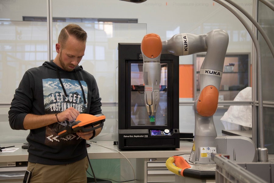 KUKA produkuje części do robot&oacute;w na drukarkach 3D MakerBot Z18