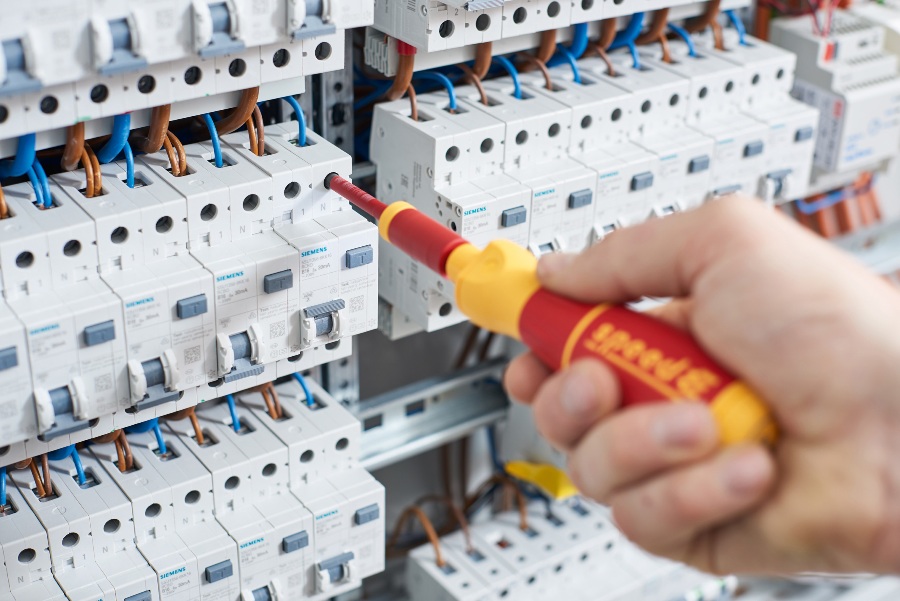 Montaż aparatury modułowej przy użyciu wkrętaka elektrycznego speedE