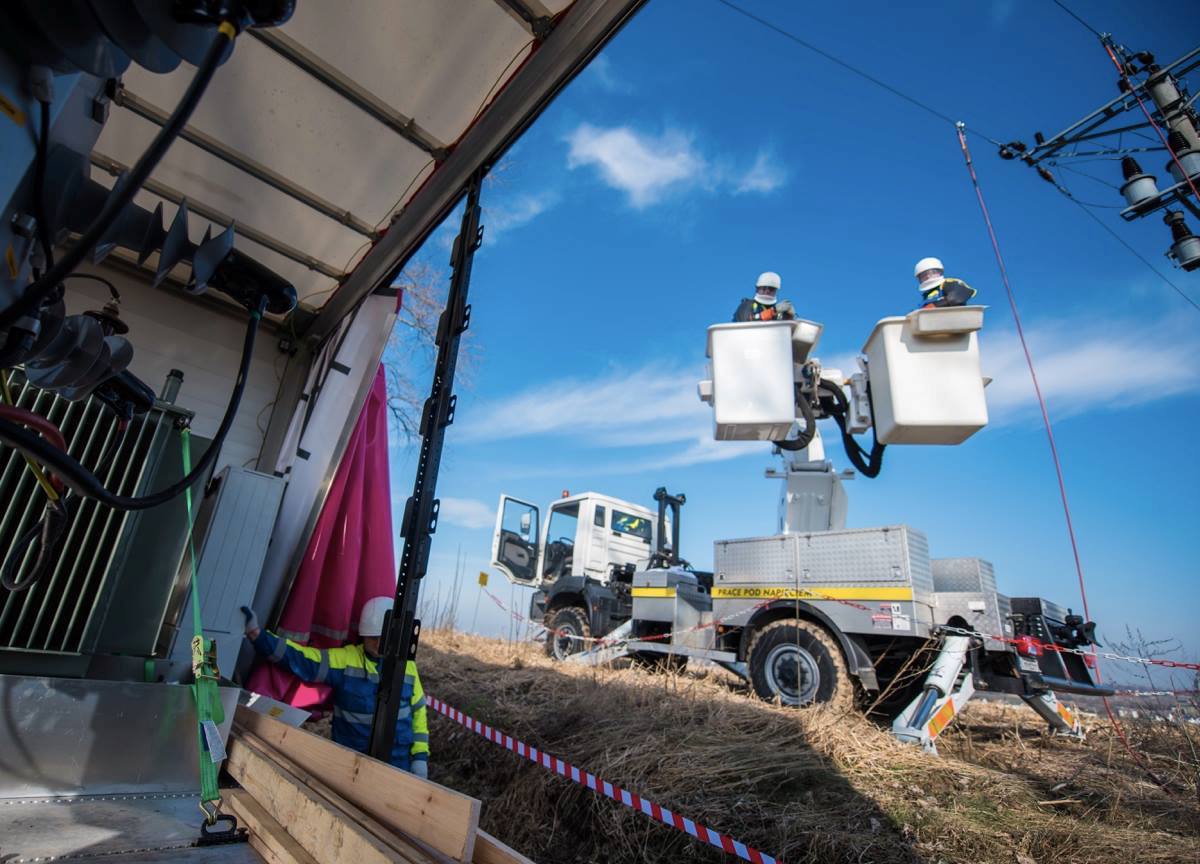 Podłączenie awaryjnego urządzenia zasilającego może odbywać się bez wyłączania linii energetycznej, czyli w technologii prac pod napięciem.