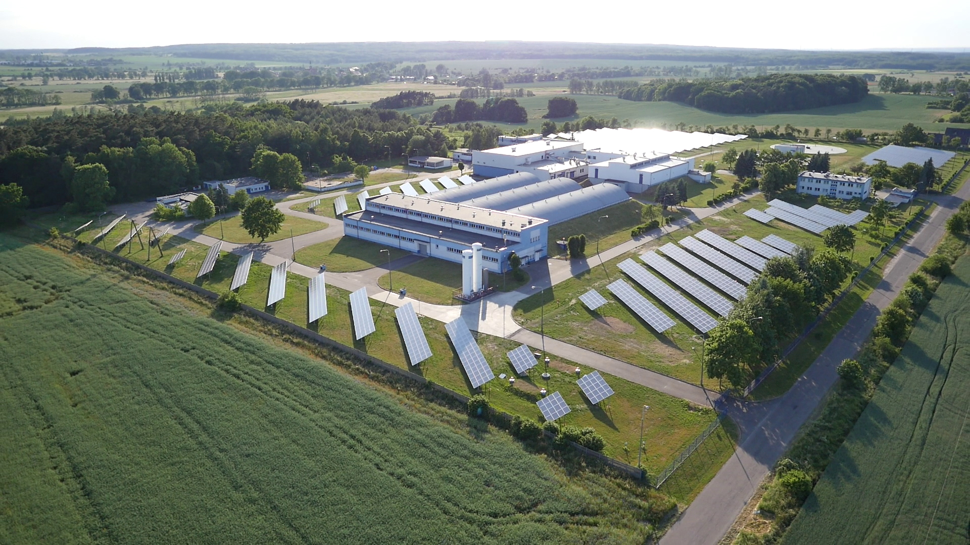 ZWIK Szczecin posiada już 3 farmy fotowoltaiczne, obejmujące w sumie 91 falowników produkcji ABB, o łącznej produkcji mocy 2,5 MW. ZWIK Szczecin posiada 3 farmy fotowoltaiczne, obejmujące w sumie 91 falowników produkcji ABB, o łącznej produkcji mocy 2,5 MW.