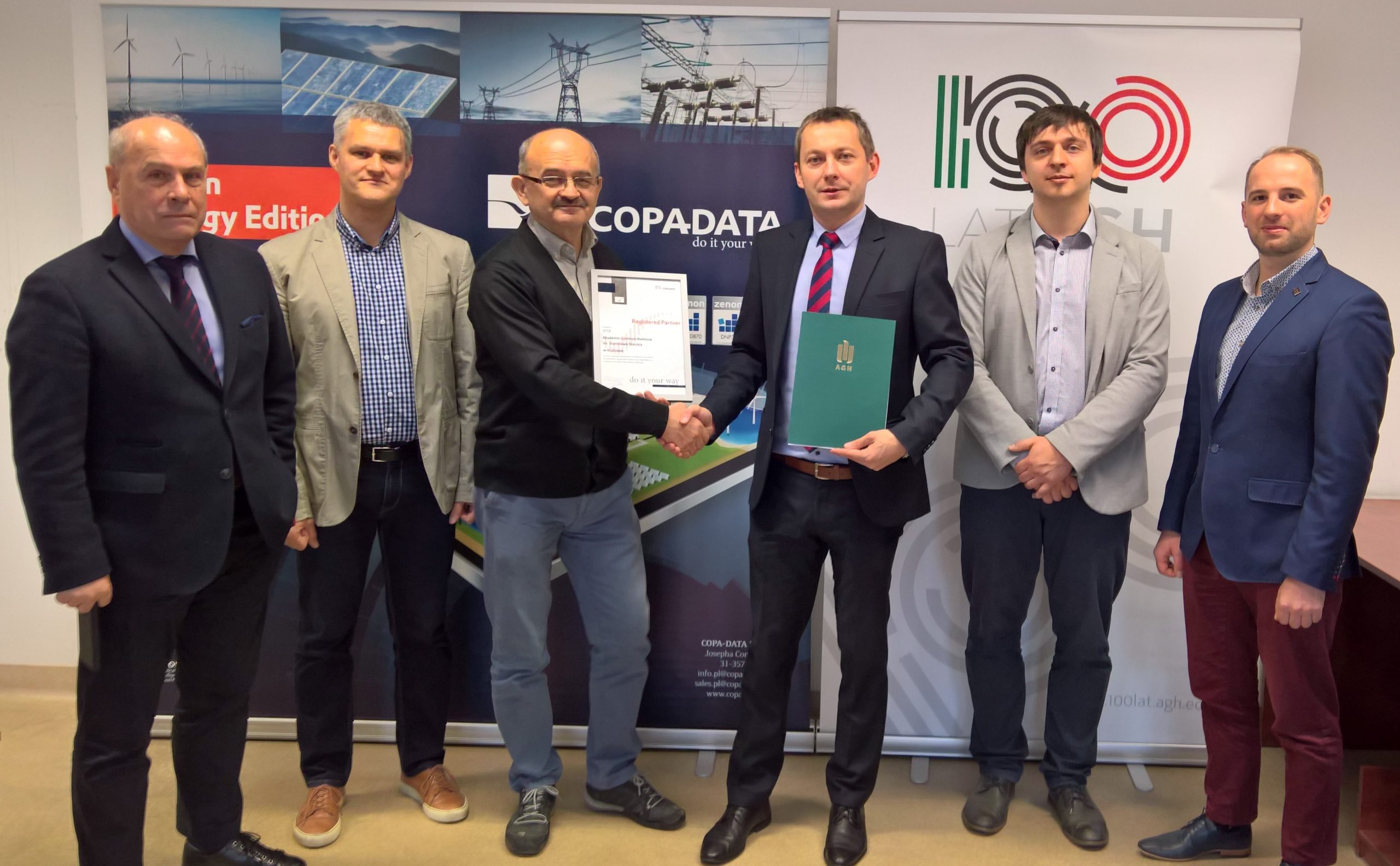 Uroczysty moment wręczenia Certyfikatu Partnerskiego, panu: dr hab. inż., prof. AGH - Andrzejowi Bień (na zdj. czwarty od lewej), przez przedstawiciela COPA-DATA - Tomasza Papaj (na zdjęciu trzeci od lewej). Pozostali uczestnicy uroczystości, od prawej: mgr inż. Krzysztof Woźny, mgr inż. Mateusz Dutka, dr inż. Andrzej Firlit, prof. dr hab. inż. Zbigniew Hanzelka. Uroczysty moment wręczenia Certyfikatu Partnerskiego, panu: dr hab. inż., prof. AGH - Andrzejowi Bień (na zdj. czwarty od lewej), przez przedstawiciela COPA-DATA - Tomasza Papaj (na zdjęciu trzeci od lewej). Pozostali uczestnicy uroczystości, od prawej: mgr inż. Krzysztof Woźny, mgr inż. Mateusz Dutka, dr inż. Andrzej Firlit, prof. dr hab. inż. Zbigniew Hanzelka.