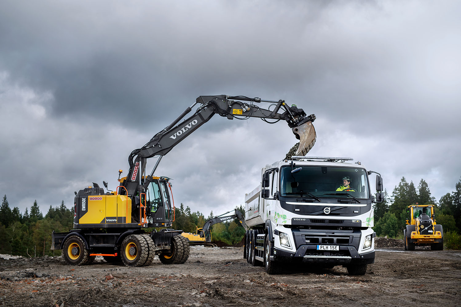 Elektryczne Volvo FMX z zabierakiem hakowym będzie wykorzystywane przede wszystkim w większych projektach infrastrukturalnych i budownictwie miejskim.