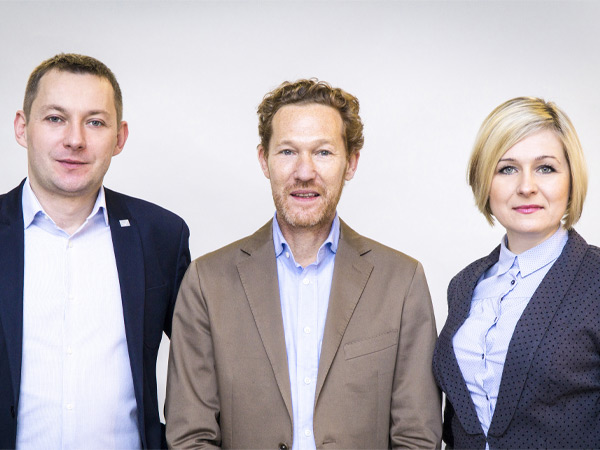 Jubileusz dziesięciolecia COPA-DATA Polska: Alexander Punzenberger, prezes COPA-DATA CEE / ME (centrum) z Tomaszem Papaj, dyrektorem ds. sprzedażowo-technicznych i Urszulą Bizoń-Żaba, dyrektorem zarządzającym/prokurentem COPA-DATA Polska. Jubileusz dziesięciolecia COPA-DATA Polska: Alexander Punzenberger, prezes COPA-DATA CEE / ME (centrum) z Tomaszem Papaj, dyrektorem ds. sprzedażowo-technicznych i Urszulą Bizoń-Żaba, dyrektorem zarządzającym/prokurentem COPA-DATA Polska.