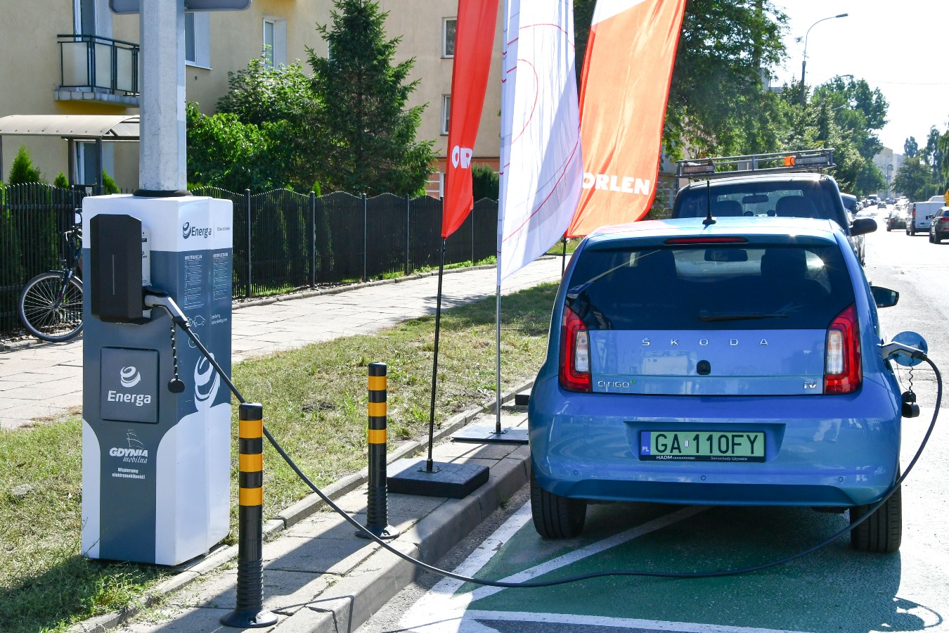 Samochód elektryczny w trakcie ładowania na stacji Energi Oświetlenia w Gdyni samochod_elektryczny_w_trakcie_ladowania_na_stacji_energi_oswietlenia_w_gdyni