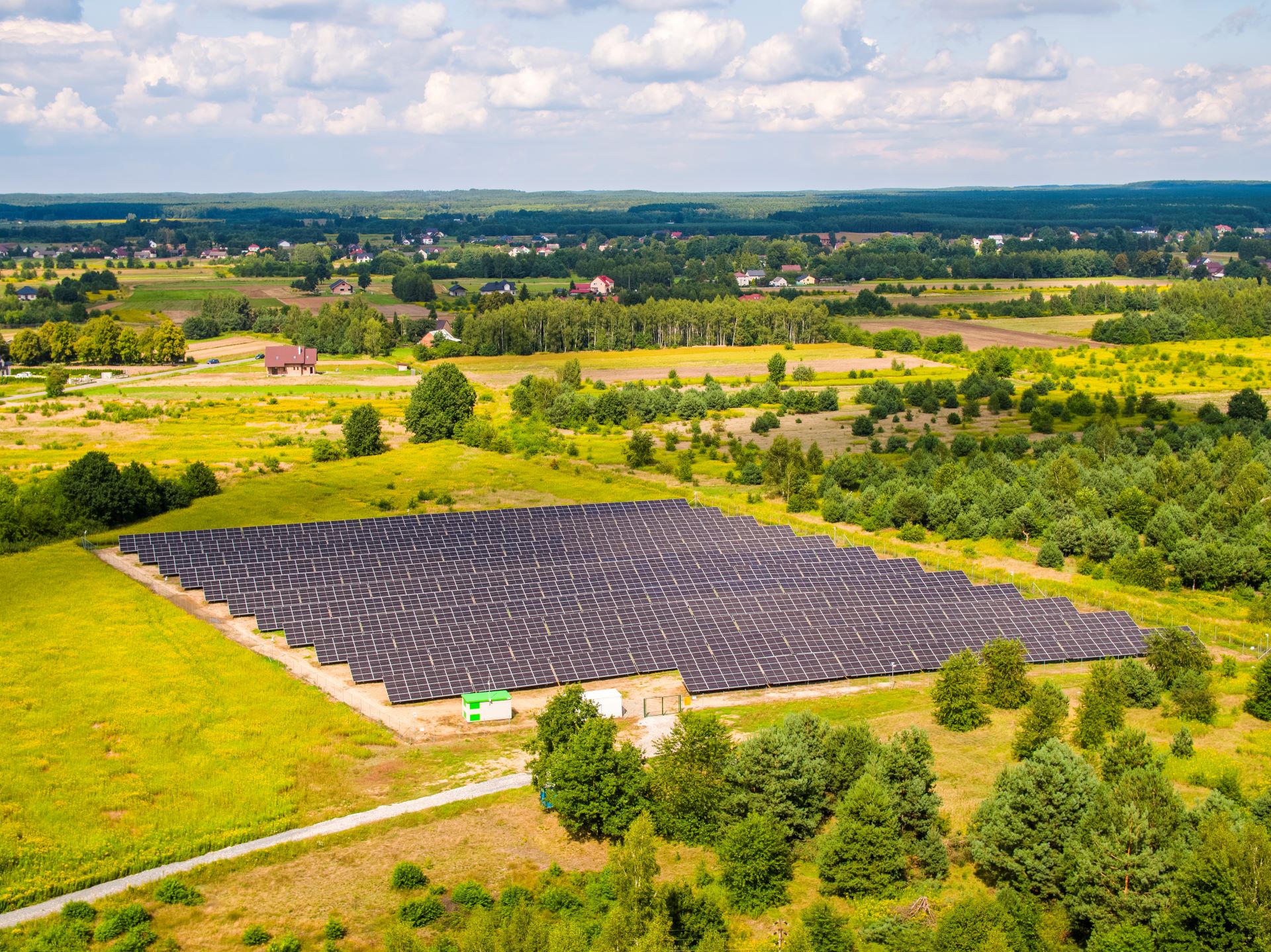 Lekka kontenerowa stacja transformatorowa dla farm fotowoltaicznych z możliwością wpasowania jej w otoczenie