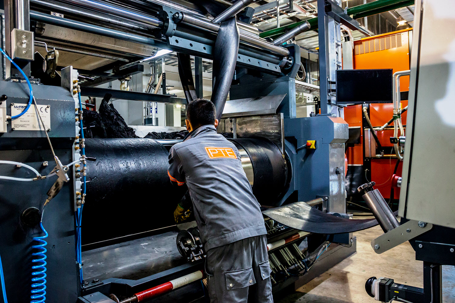 Oferowana przez firmę Bosch Rexroth funkcja szybkiego zatrzymywania walcarek sprawia, że miejsce pracy jest naprawdę bezpieczne. W sytuacjach awaryjnych systemy można zatrzymać natychmiast.