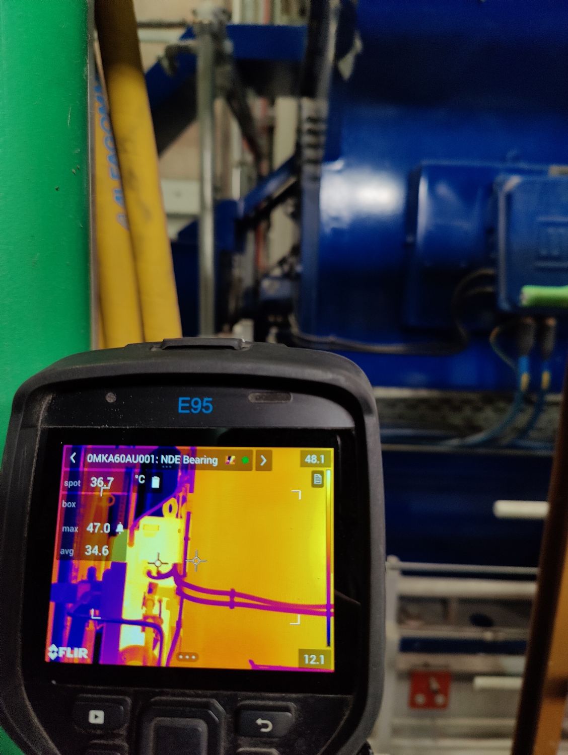 Inżynierowie z PFE Limited dokonują inspekcji elementów mechanicznych i elektrycznych za pomocą kamery termowizyjnej FLIR Exx-Series. Inżynierowie z PFE Limited dokonują inspekcji elementów mechanicznych i elektrycznych za pomocą kamery termowizyjnej FLIR Exx-Series.