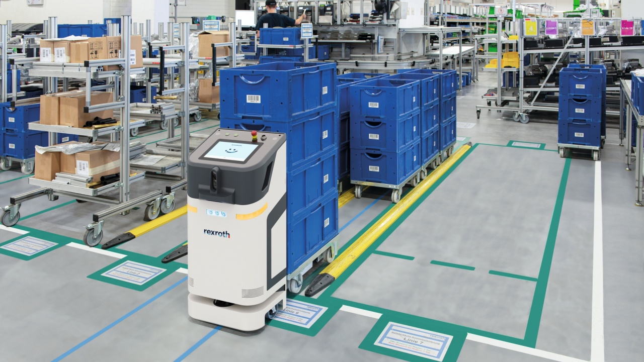 Wyświetlacz dotykowy i wykrywanie przeszkód 3D: Nowy robot ActiveShuttle z zaawansowanym systemem interakcji (Advanced Interaction) przenosi małe wózki w sposób autonomiczny i bezpieczny, z dużą elastycznością. (Źródło ilustracji: Bosch Rexroth AG) Wyświetlacz dotykowy i wykrywanie przeszkód 3D: Nowy robot ActiveShuttle z zaawansowanym systemem interakcji (Advanced Interaction) przenosi małe wózki w sposób autonomiczny i bezpieczny, z dużą elastycznością. (Źródło ilustracji: Bosch Rexroth AG)