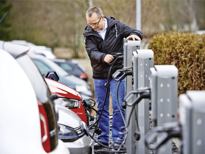 Monitorowanie prądów upływu w stacjach ładowania pojazdów elektrycznych