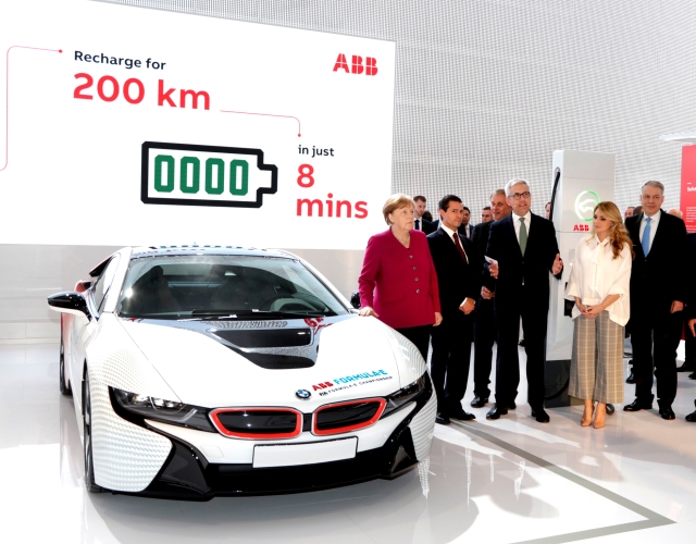 Zaprezentowana podczas tegorocznych targów Hannover Messe ładowarka Terra HP o mocy do 350 kW pozwala naładować samochód elektryczny w zaledwie 8 minut, gwarantując przy tym zasięg do 200 km