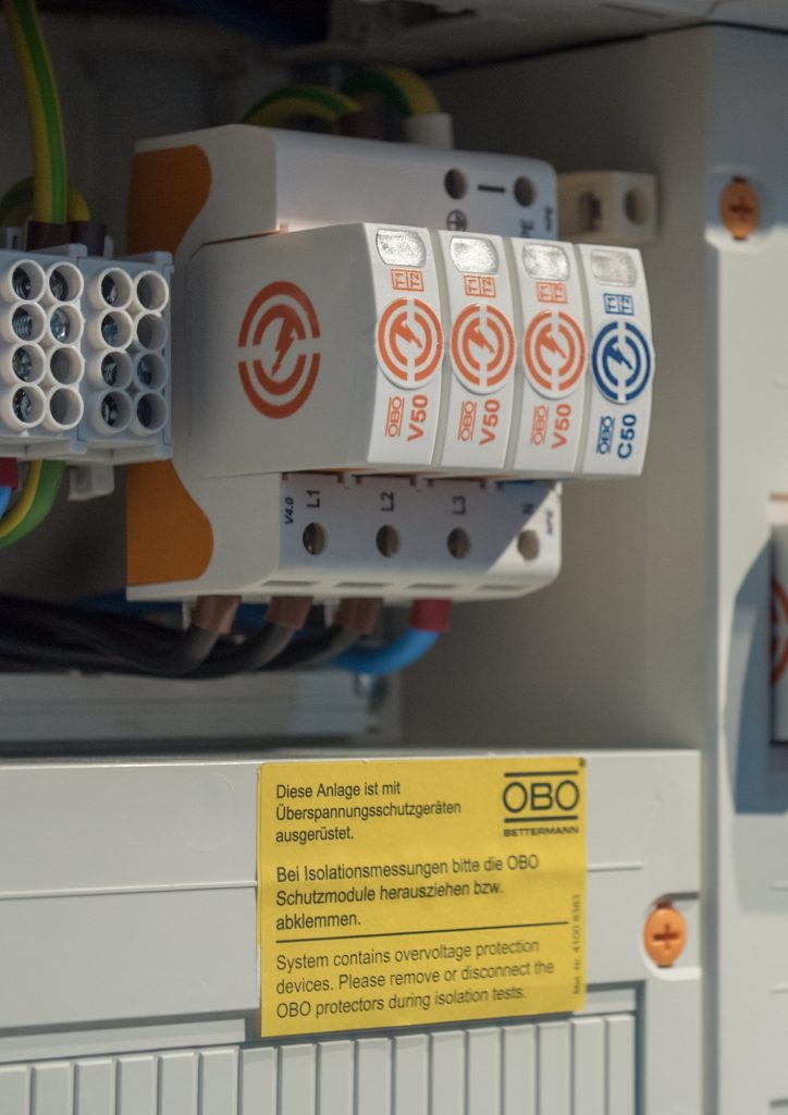 Uniwersalny ogranicznik Typu 1 (1+2) do instalacji TN-S, TT i TN-C-S w budynkach z ochroną odgromową LPL III i IV oraz w budynkach bez systemu zewnętrznej ochrony odgromowej zasilanych linią napowietrzną. V50 3+NPE-280, nr kat. 5093526