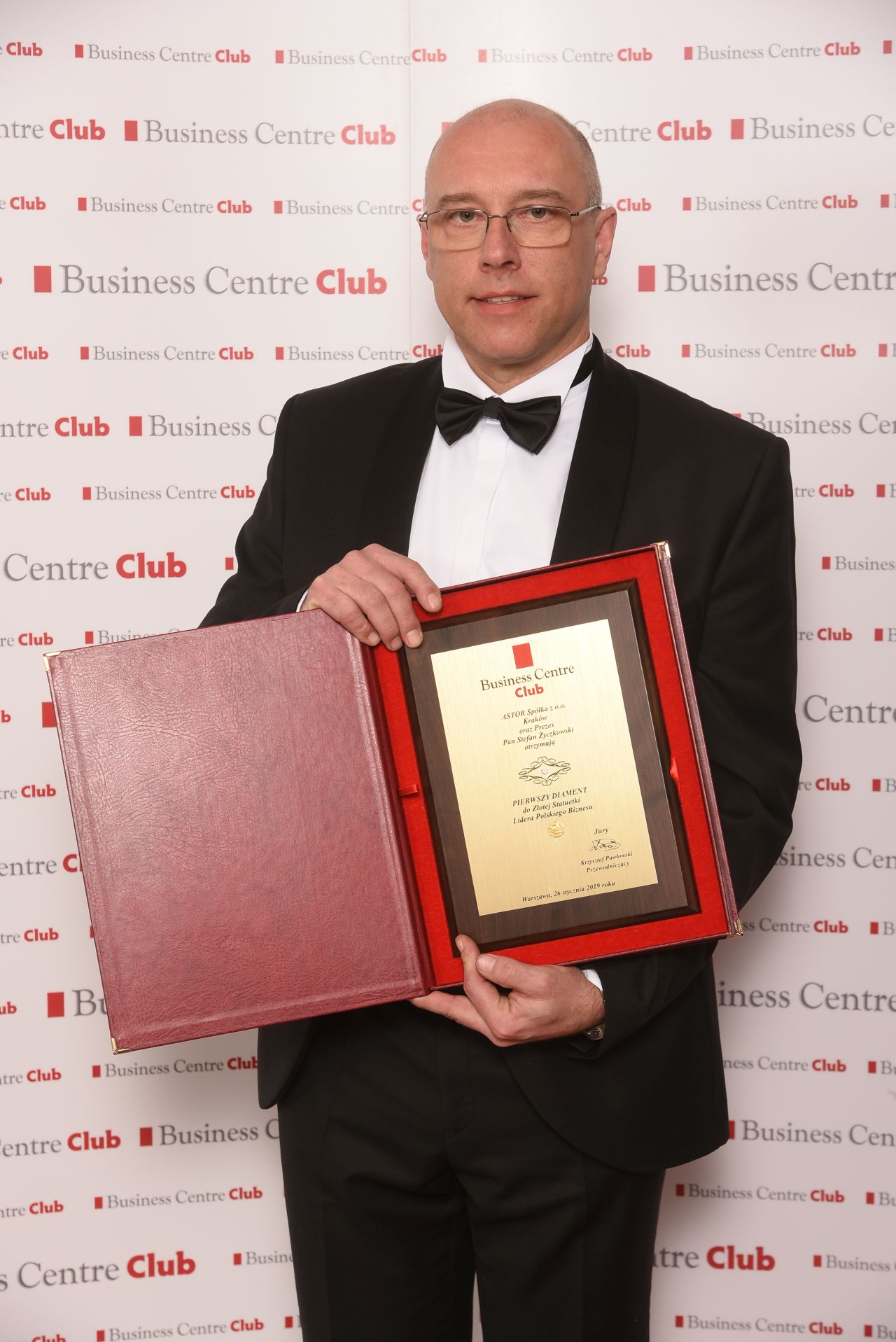 Stefan Życzkowski, prezes ASTOR, z nagrodą Business Centre Club