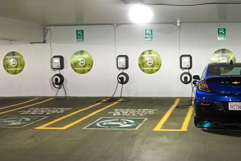Stacja ładowania samochodów elektrycznych w amerykańskim centrum handlowym