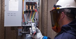 Pomiar multimetrem cyfrowym FLIR CM83