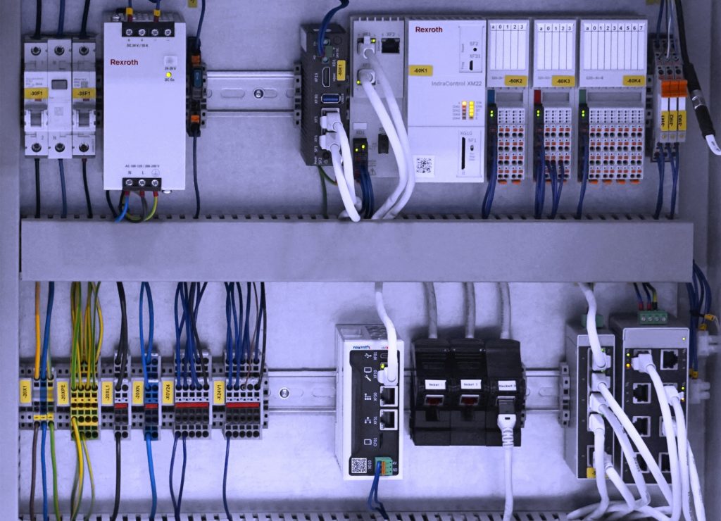 Platformę sterowania ctrlX CORE można łatwo zintegrować z istniejącymi maszynami w celu optymalizacji łączności i funkcji IoT.
