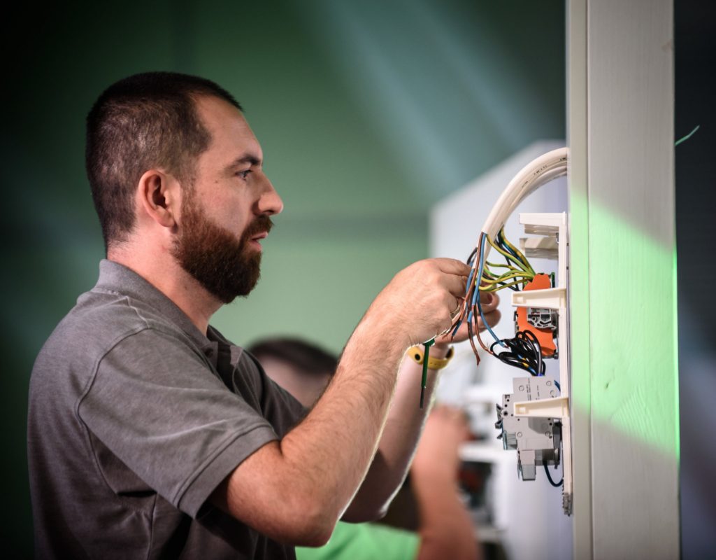Elektryk przy rozdzielnicy na mistrzostwach WAGO o Puchar Elektrobohaterów
