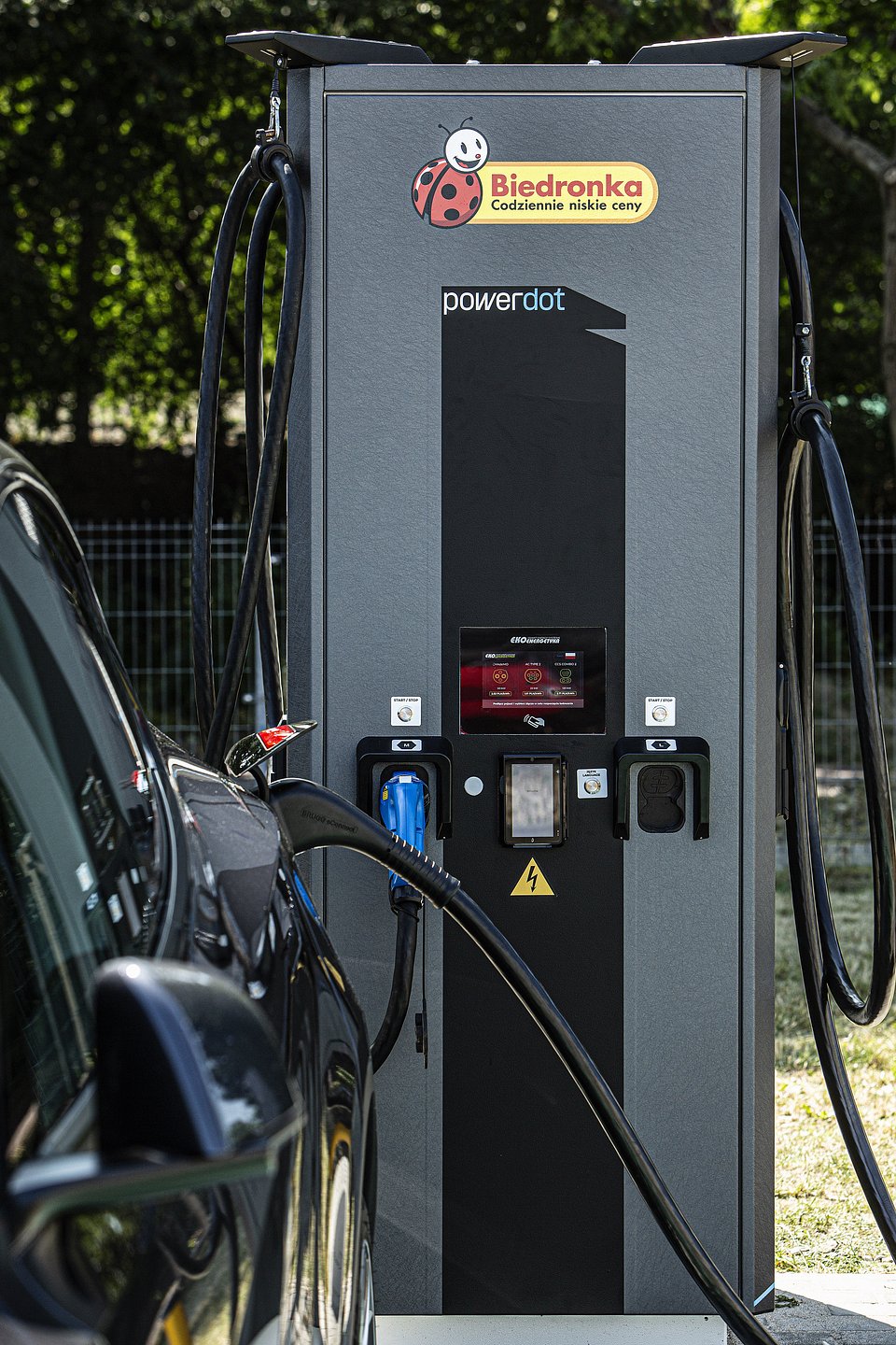 Stacja ładowania pojazdów elektrycznych przy sklepie Biedronka ul. Pałacowa 2 w Warszawie
