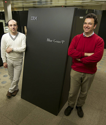 Naukowcy IBM w Zurychu, dr Costas Bekas (z lewej) i dr Alessandro Curioni, stoją obok Blue Gene