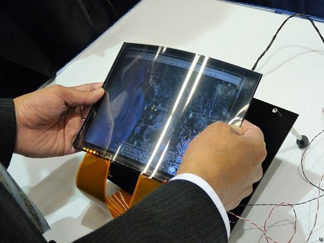 NA SID 2010 Toshiba zaprezentowała panel LCD za pomocą któego, poprzez wyginanie można przybliżać i oddalać oglądane obrazy