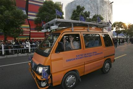 Jeden z samochodów poruszających się bez pomocy kierowcy, wyposażony w laserowe skanery i czujniki pomagajace mu omijać przeszkody na drodze dotarły do Shanghaiu na Expo 2010.