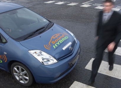 Ciche samochody elektryczne mogą być groźne dla pieszych uczestników ruchu