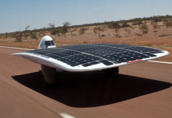 Sunswift IVy, pobił rekord Guinessa dla najszybszego zasilanego energią słoneczną pojazdu osiągając 88,738km/h.