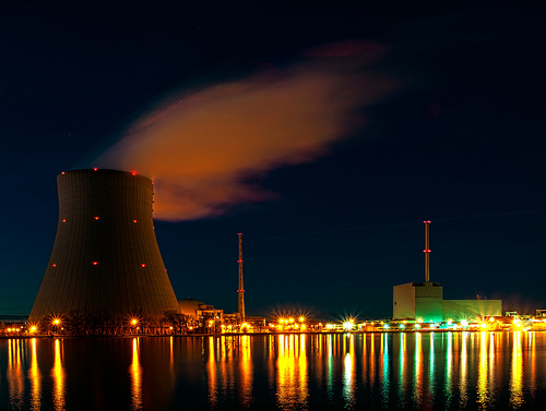 Elektrownia jądrowa nocą