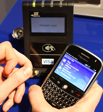 Technologia NFC umożliwia przeprowadzanie transakcji zbliżeniowych, bez użycia karty kredytowej.