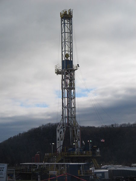 Platforma wiertnicza wydobywająca gaz z łupków, Pensylwania, USA