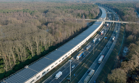 Dach tunelu kolejowego pokrywa 16 tys. paneli słonecznych zasilających trakcję.