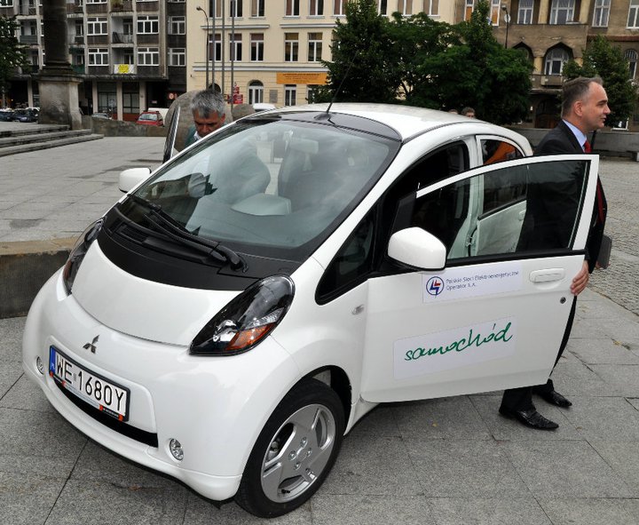 Wicepremier Waldemar Pawlak testuje elektryczne auta