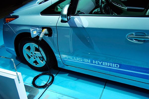 Konstrukcja konwencjonalnego silnika elektrycznego opiera się o magnesy. Nowa propozycja Toyoty ma być silnikiem wykorzystującym elektromagnesy