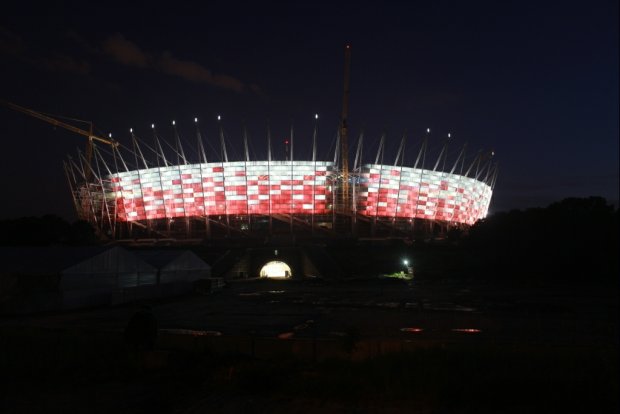Podświetlona elewacja Stadionu Narodowego od strony al. Zielenieckiej.
