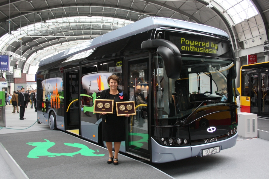 Solange Olszewska Prezes Zarządu Solaris Bus & Coach S.A. z Medalami Targów Kielce - za najlepszy produkt i najlepsze stoisko targowe