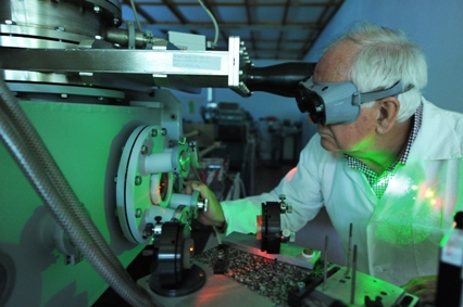 Laserowe źródło jonów (Laser Ion Source, LIS) z Instytutu Fizyki Plazmy i Laserowej Mikrosyntezy w Warszawie może służyć do wytwarzania półprzewodników nowej generacji: krzemionki zawierającej nanokryształy germanu. Na zdjęciu dr hab. Jerzy Wołowski z IFPiLM przy źródle LIS.