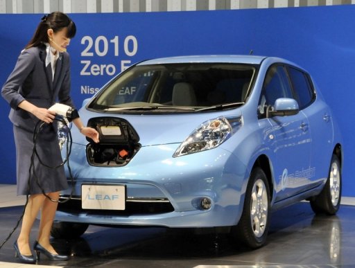 Pracownica Nissana demonstruje podłączenie Leaf do ładowania