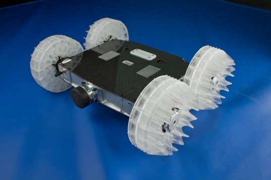 Robot Sand Flea potrafi wskoczyć na wysokość drugiego piętra