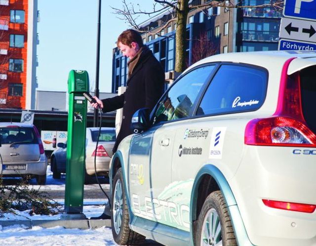 Ładowanie samochodu elektrycznego