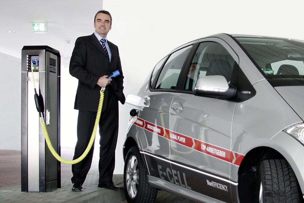 W drodze bez emisji spalin: dr Guido Stannek, Executive Vice President Supply Chain Management w Rittal, tankuje nowy samochód elektryczny prądem ze źródeł ekologicznych