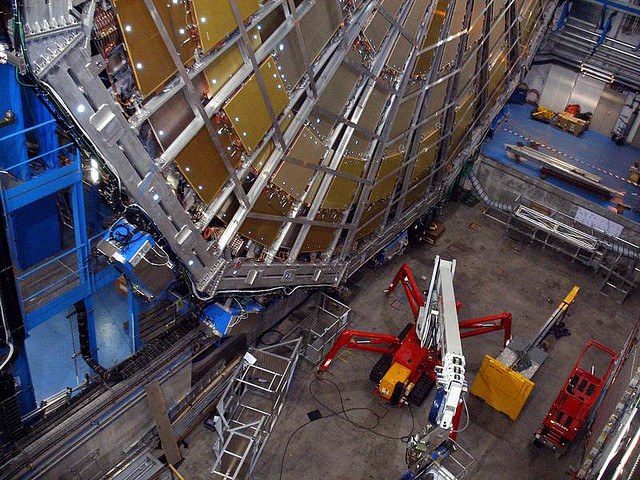 Rury, zasilacze, hel, wielka podpora pod urządzenie pomiarowe - m.in. takie produkty trafiały już z Polski do Europejskiej Organizacji Badań Jądrowych (CERN). W ciągu ostatnich kilku lat do CERN dostarczono też już ponad 2 tys. polskich serwerów.
